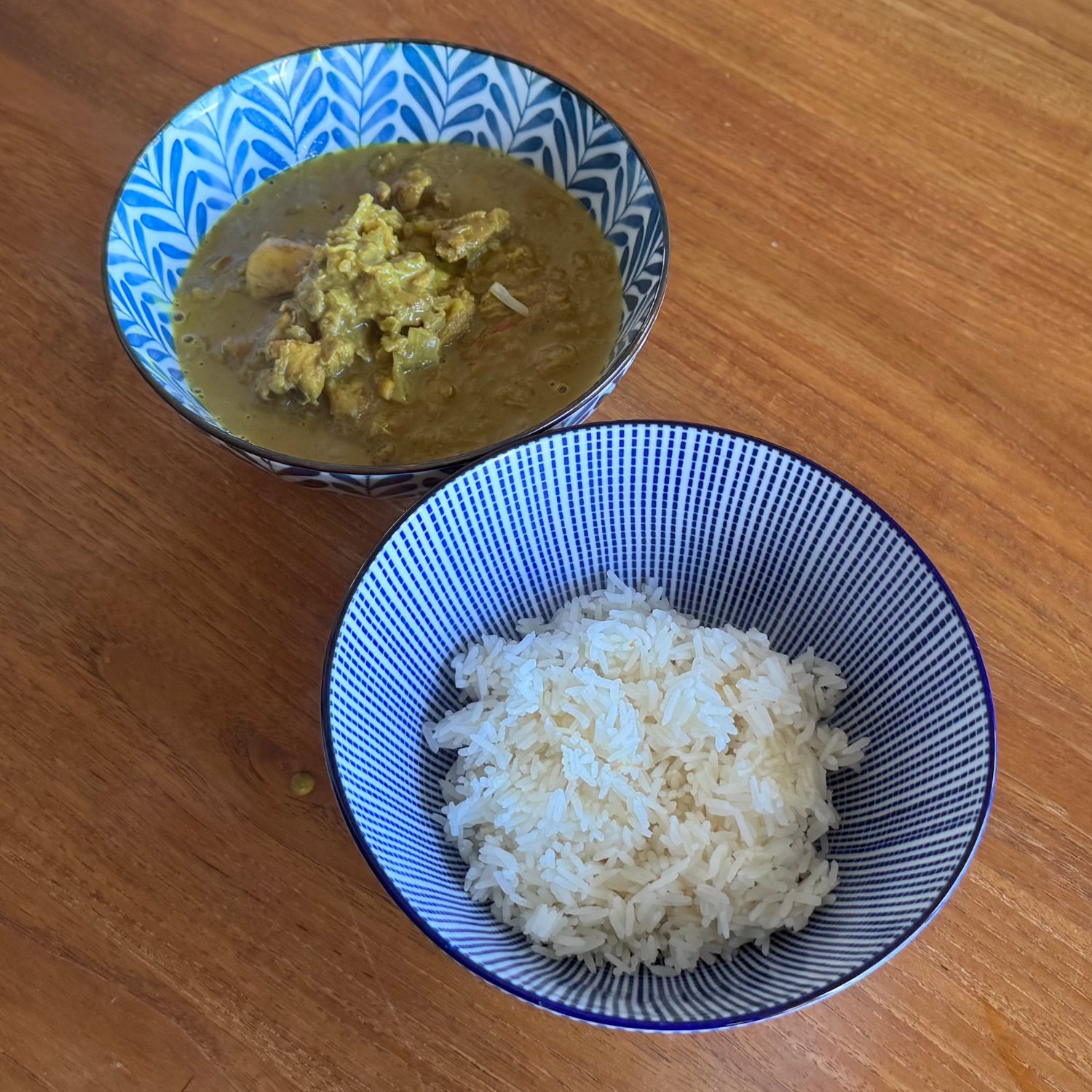 Curry cremoso di pollo servito con riso basmati
